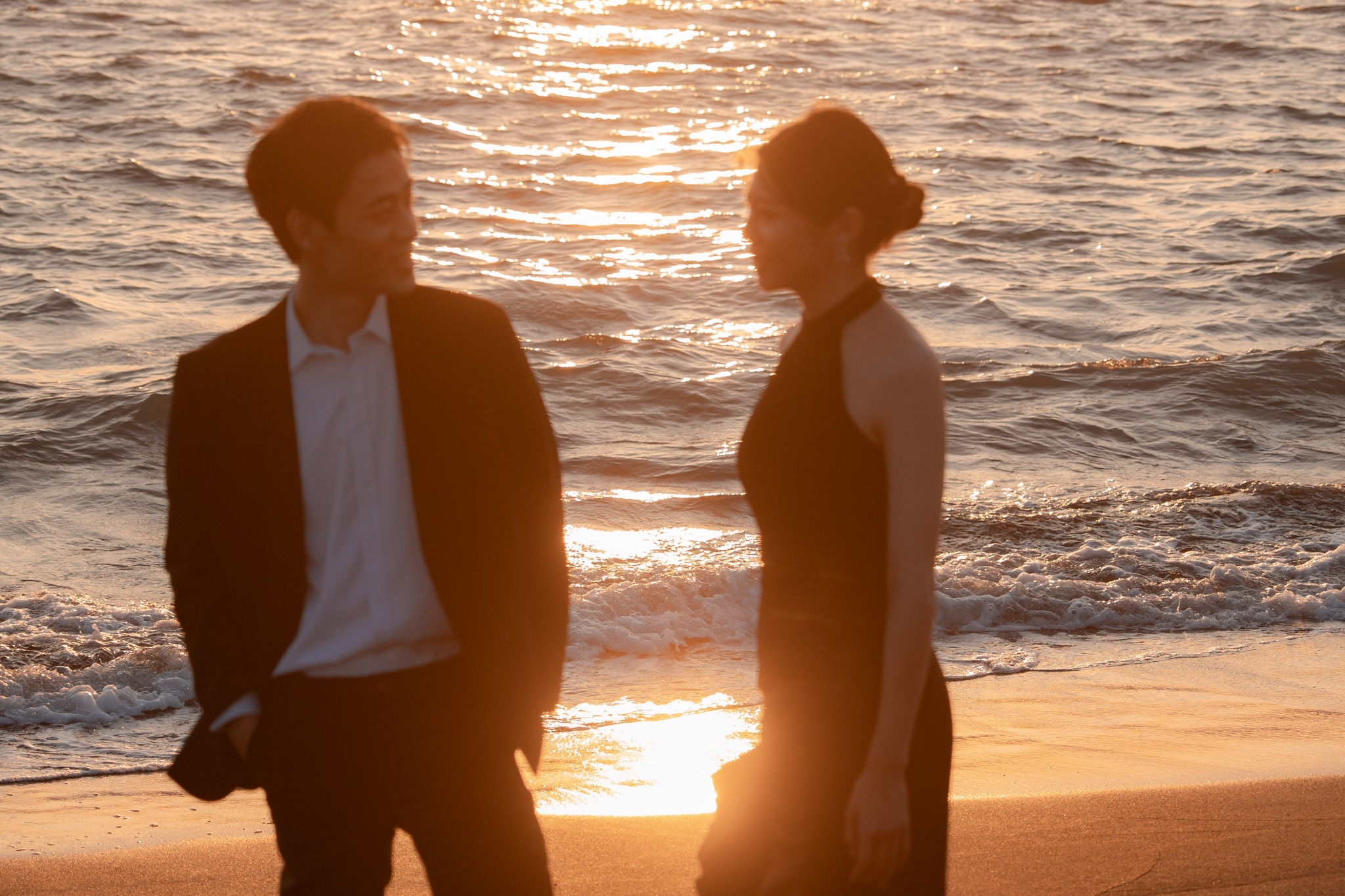 冠勳與羅敏在夕陽海浪前相望的婚紗照