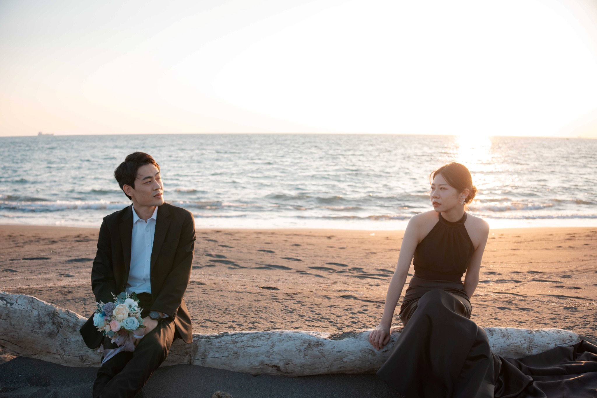 冠勳與羅敏坐在夕陽海邊的婚紗照